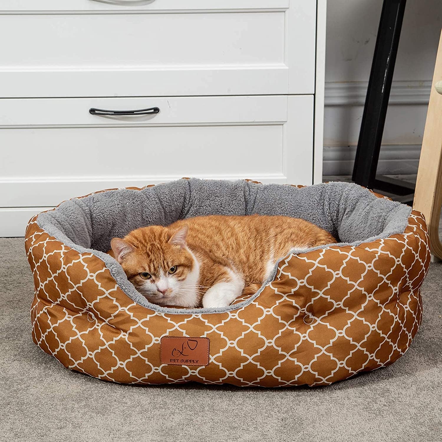 20 Inch Big Dog Bed & Cat Bed, Pet Beds for Indoor Cats or Small Dogs, Machine Washable Super Soft & Plush Flannel Pet Supplies, Slip-Resistant Oxford Bottom,Lantern Print Brown